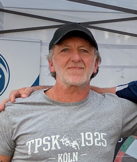 „Der Abteilungsleiter Fußball des TPSK Köln beim Vogelsanger Mailauf 2026.“