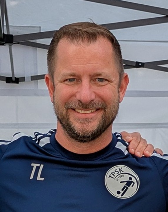 „Der Jugendkoordinator Fußball des TPSK Köln beim Vogelsanger Mailauf 2026.“